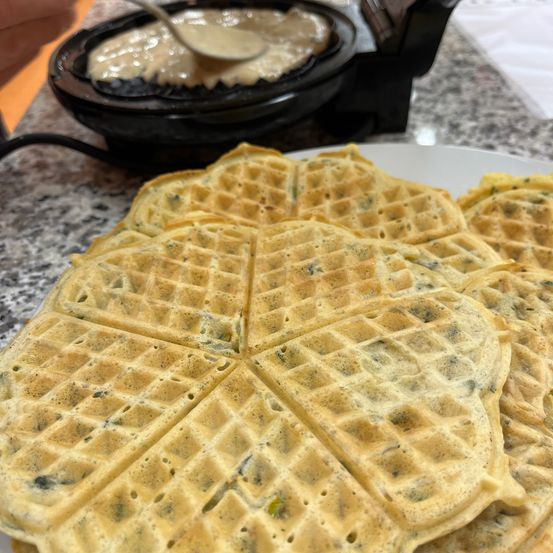 Bild enthält, Brunch, Food, Waffle, Baby, Person, Bread, Cutlery, Spoon