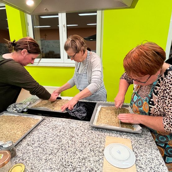 Bild enthält, Table, Adult, Female, Person, Woman, Plywood, Tabletop, Floor, Face, Interior Design