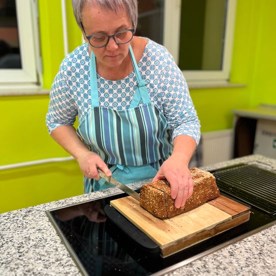 Bild enthält, Person, Knife, Weapon, Glasses, Food, Food Presentation, Chopping Board, Face, Head, Bread