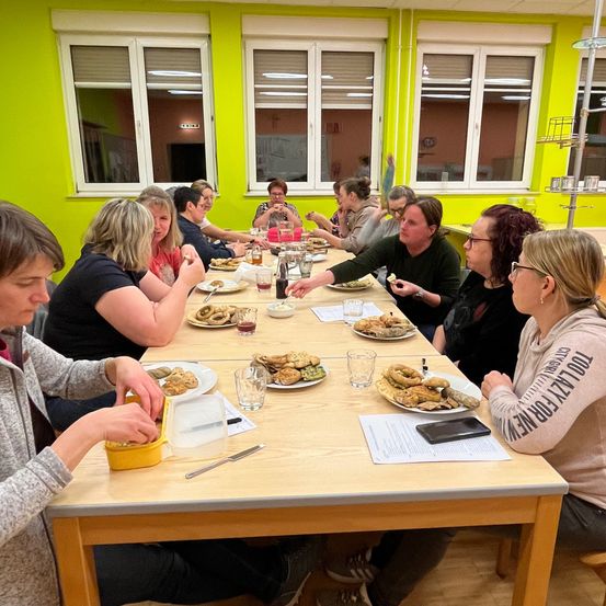 Bild enthält, Plywood, Wood, Restaurant, Cafeteria, Flooring, Table, Dining Table, Adult, Person, Woman