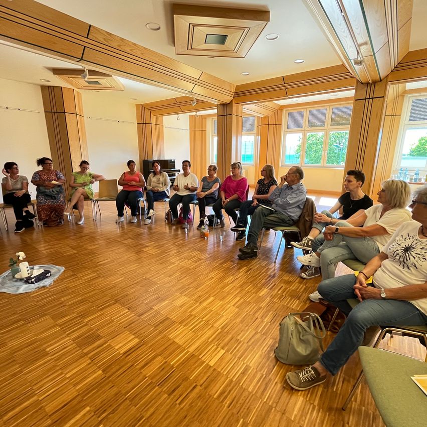 Bild enthält, People, Person, Shoe, Handbag, Adult, Male, Man, Wristwatch, Necklace, Indoors
