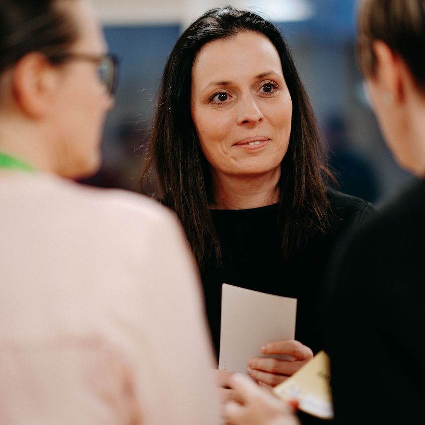 Bild enthält, Conversation, Person, Adult, Female, Woman, Interview, Face, Head, Smile, Suit