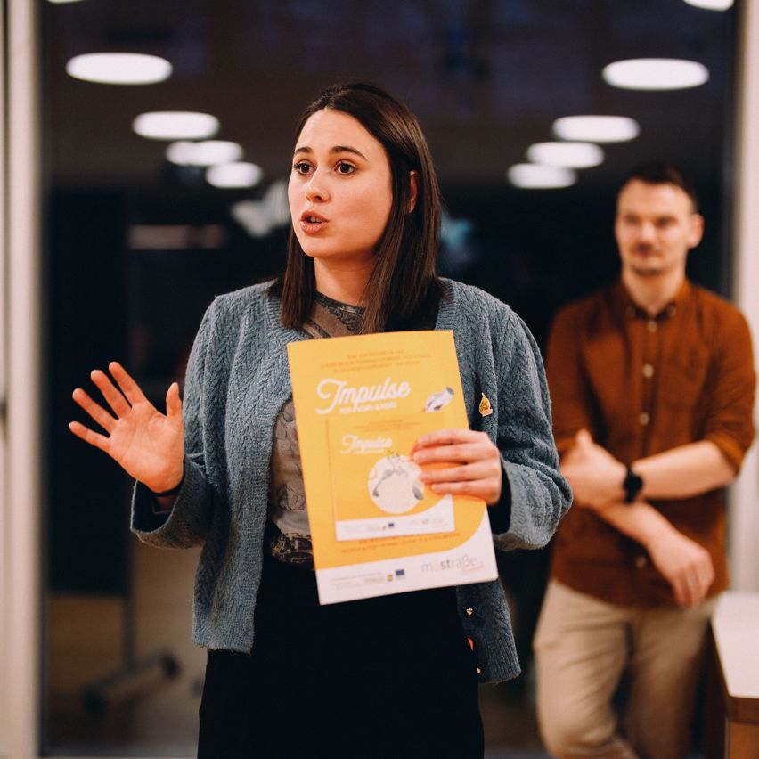 Bild enthält, Adult, Male, Man, Person, Female, Woman, Face, Head, Smile, People