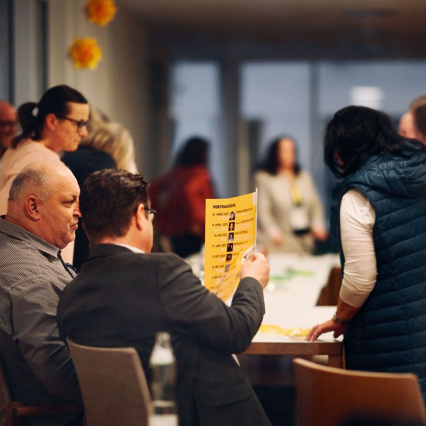 Bild enthält, Indoors, Restaurant, Cafeteria, Adult, Female, Person, Woman, Male, Man, Food Court