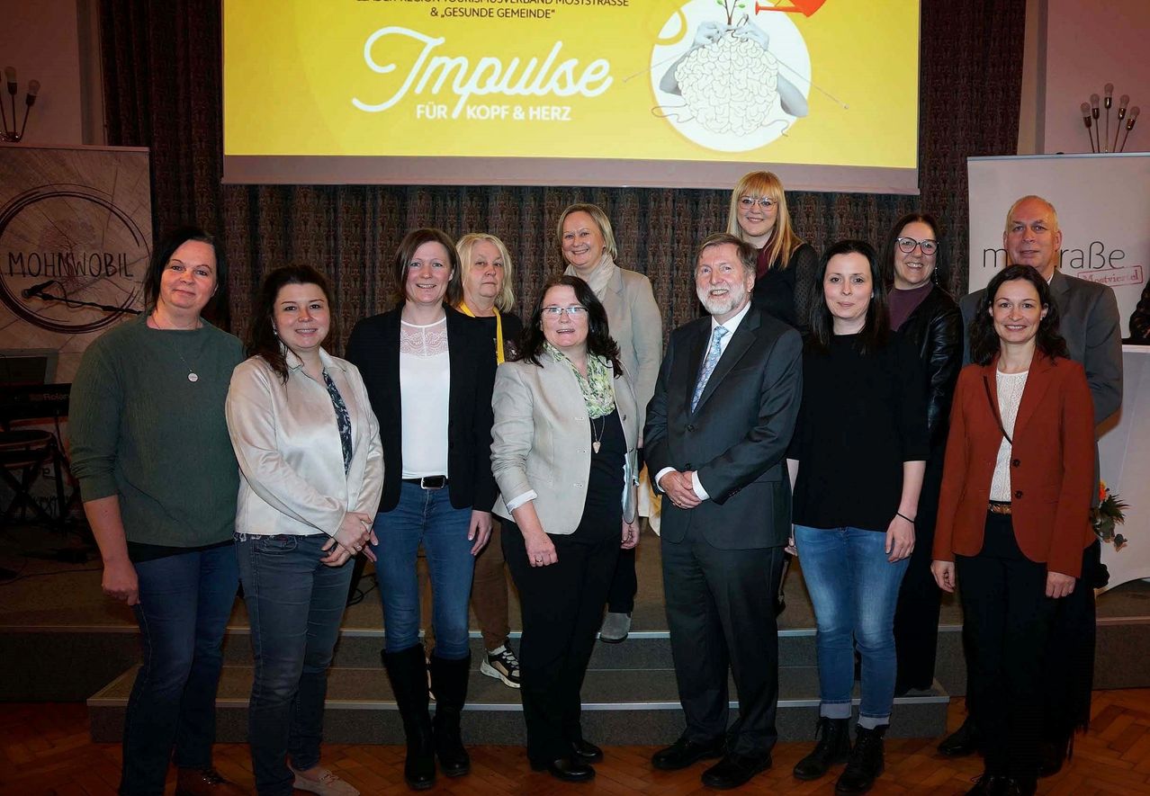 Bild enthält, Pants, Groupshot, Person, Coat, Jacket, People, Blazer, Adult, Female, Woman