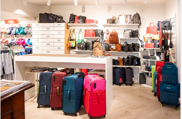 Bild enthält, Indoors, Baggage, Shop