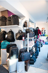 Bild enthält, Adult, Female, Person, Woman, Baggage, Accessories, Bag, Handbag, Indoors