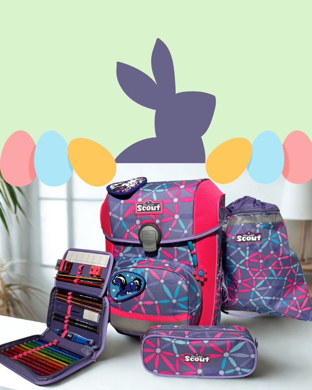Ein Scout-Rucksack-Set mit Einhorn-Design und verschiedenen farbigen Eiern im Hintergrund. Der Rucksack hat ein buntes geometrisches Muster und eine Tasche mit dem Scout-Logo.