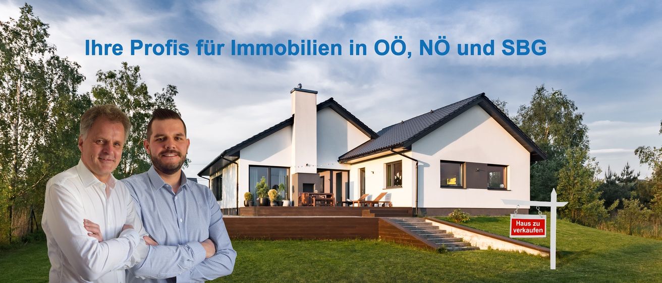 Ein Mann steht vor einem modernen Haus mit Schornstein, Terrasse und Rasen. Das Haus hat ein modernes architektonisches Design. Der Text lautet 'für Immobilien in Süd-, Zentral- und Nordösterreich.'