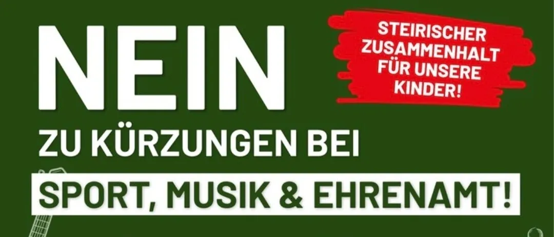 Ein grünes Plakat mit weißem Text und roten Akzenten. Es steht 'Nein zu Kürzungen bei Sport, Musik & Ehrenamt!' mit Illustrationen eines Fußballs, Tennisschlägers, Akkordeons, Saxophons und einer Flasche.