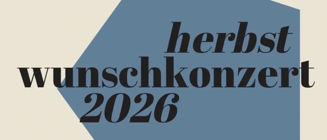 Plakat für ein Herbst Wunschkonzert im Jahr 2026, geplant für Samstag, 24. Oktober. Das Design zeigt eine blaue sechseckige Form mit weißem Text.