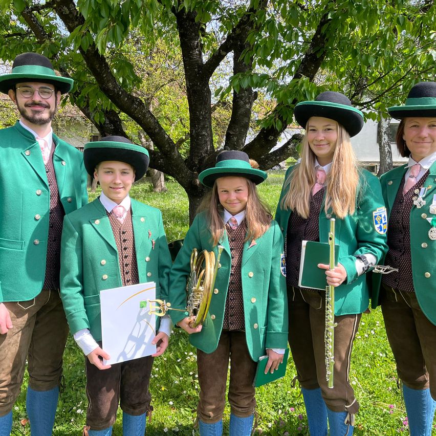 Bild enthält, People, Person, Photography, Coat, Portrait, Grass, Park, Hat, Girl, Teen