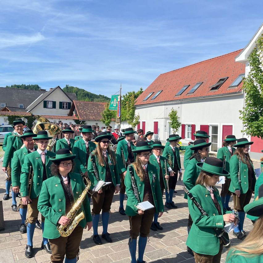 Bild enthält, People, Person, Group Performance, Music Band, Adult, Female, Woman, Hat, Girl, Teen