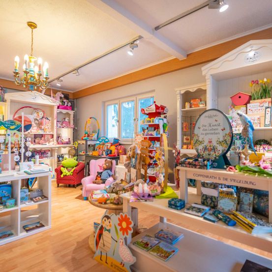 Bild enthält, Home Decor, People, Person, Chandelier, Lamp, Indoors, Shop