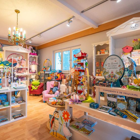 Bild enthält, Home Decor, Chandelier, Lamp, Indoors