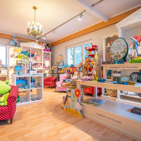 Bild enthält, Home Decor, Chandelier, Lamp, Indoors, Person