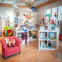 Bild enthält, Home Decor, Burger, Toy, People, Person, Couch, Furniture, Indoors