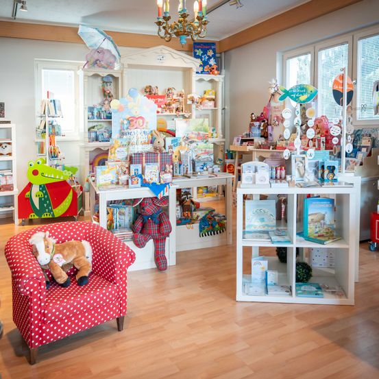 Bild enthält, Home Decor, Burger, Toy, People, Person, Couch, Furniture, Indoors