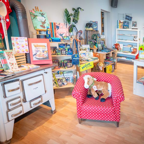 Bild enthält, Home Decor, Toy, Furniture, Speaker, Handbag, Person, Chair, Indoors