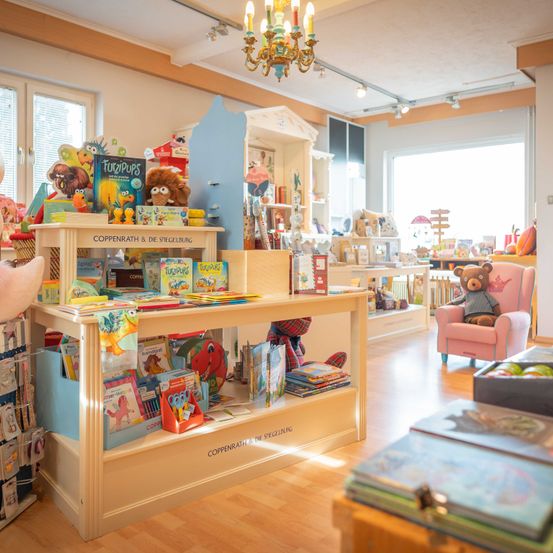 Bild enthält, Home Decor, Indoors, Chandelier, Toy, Chair, Furniture, Person, Corner, Interior Design, Shop