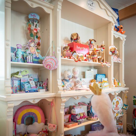 Bild enthält, People, Person, Shelf, Home Decor, Furniture, Balloon, Bookcase, Toy