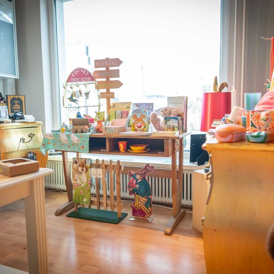 Bild enthält, Furniture, Indoors, Living Room, Home Decor, Cushion, Interior Design, Couch, Person, Table