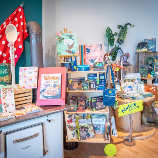 Bild enthält, Burger, Spoon, Furniture, Painting, Handbag, Speaker, Desk, Box, Person, Book