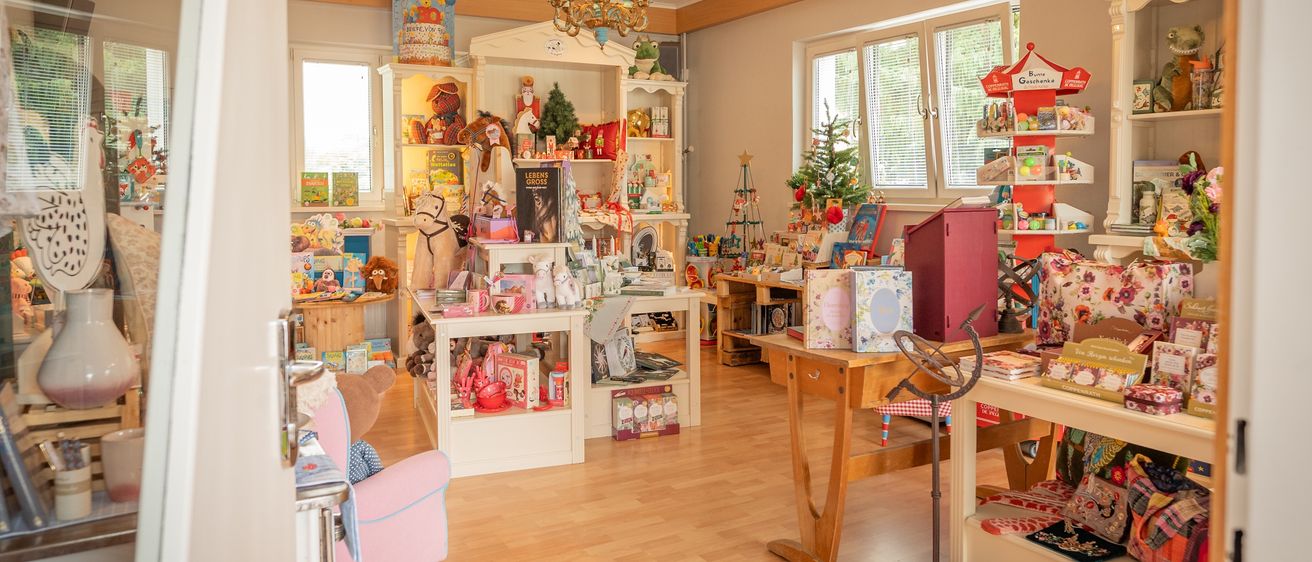 Bild enthält, Corner, Home Decor, Building, Floor, Flooring, Indoors, Interior Design, Furniture, Living Room, Person