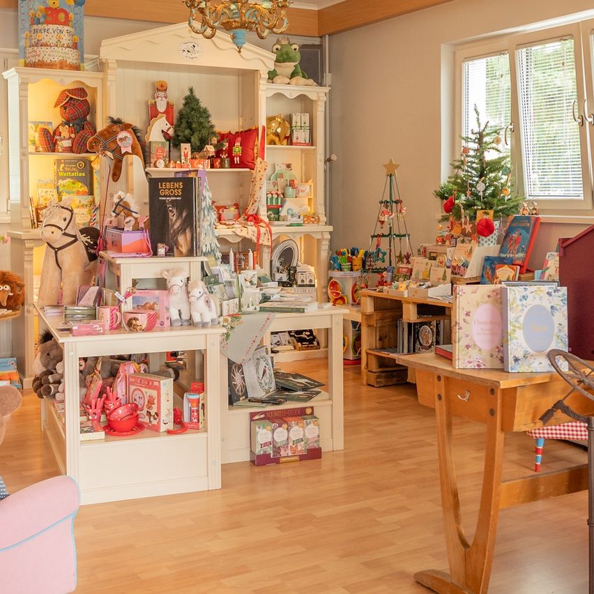 Bild enthält, Corner, Home Decor, Building, Floor, Flooring, Indoors, Interior Design, Furniture, Living Room, Person