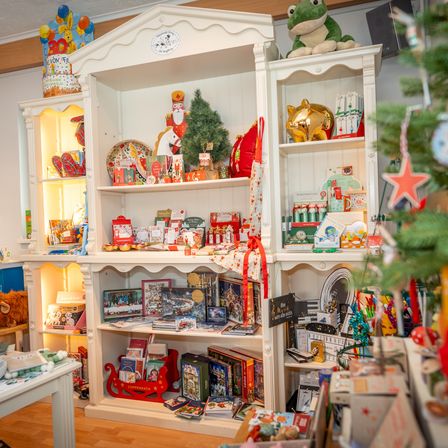 Bild enthält, Person, Desk, Toy, Building, Christmas, Christmas Decorations, Festival, Candle, Christmas Tree, Handbag