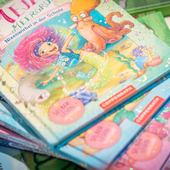 Bild enthält, Publication, Book, Person, Face, Head