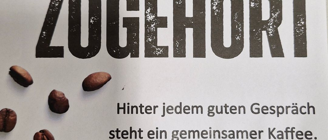 Plakat mit Kaffeebohnen. Der Text lautet 'Hinter jedem guten Gespräch steht ein gemeinsamer Kaffee.' Datum: 16. Mai 2025, von 09 bis 11 Uhr. Ort: Vor dem Gemeindeamt Pernegg.