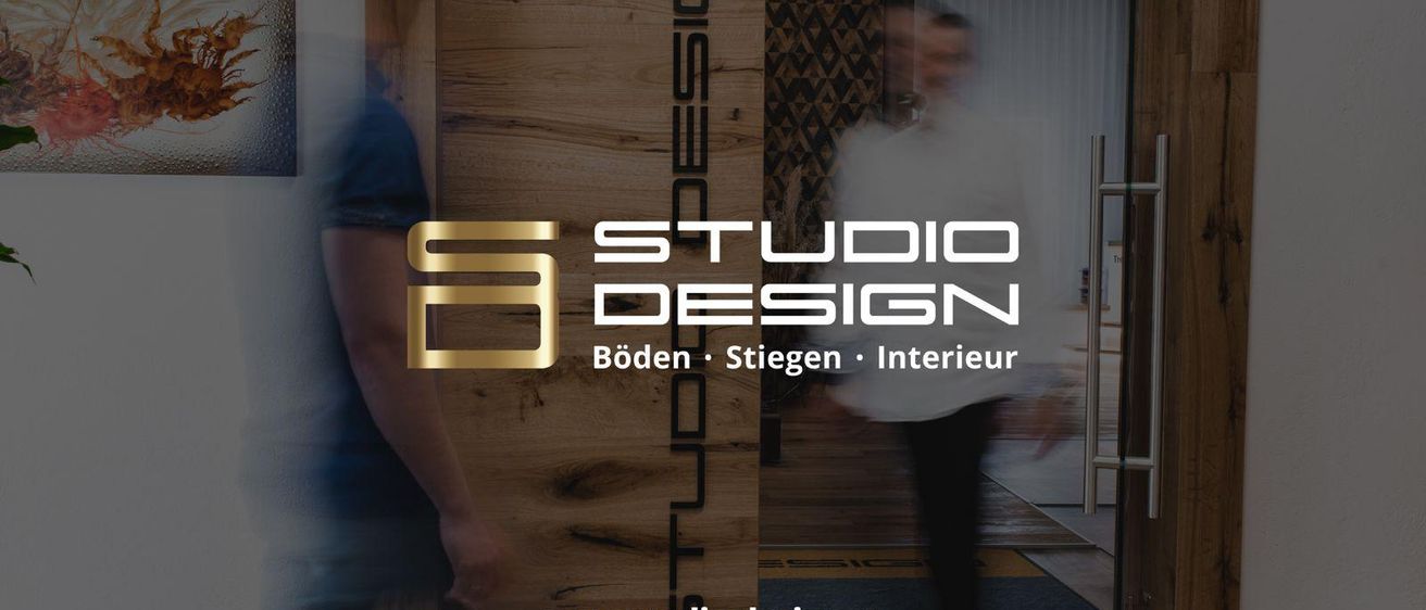 Studio Design Werbung mit verschwommenen Figuren und einer Holzwand mit Logo. Dienstleistungen umfassen Bodenbeläge, Treppen und Inneneinrichtung. Besuchen Sie www.studio-design.at.
