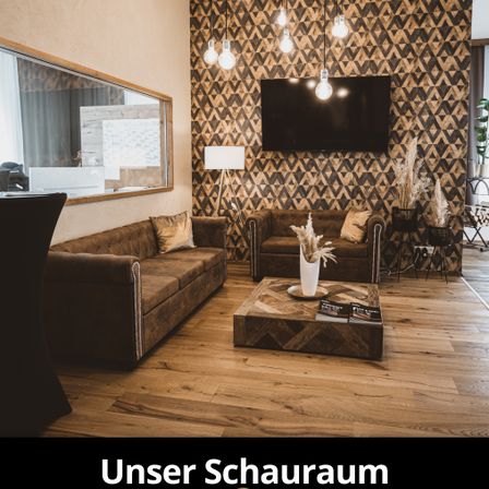 Ein modernes Wohnzimmer mit Holzböden, zwei braunen Sofas, einem Couchtisch, einem montierten Fernseher und dekorativer Beleuchtung.