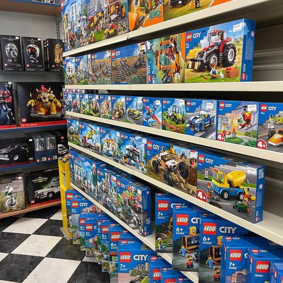 Bild enthält, Indoors, Book, Publication, Shelf, Person, Car, Vehicle, Toy, Comics, Wheel