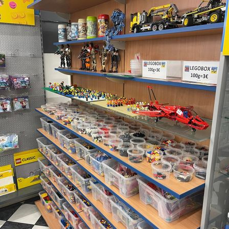 Bild enthält, Toy, Indoors, Machine, Wheel, Lego Set, Person