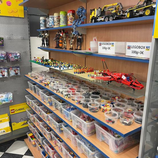 Bild enthält, Toy, Indoors, Machine, Wheel, Lego Set, Person