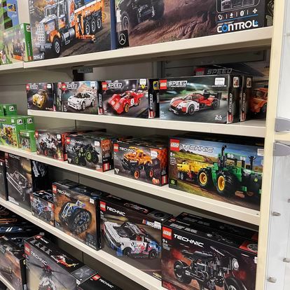 Bild enthält, Shelf, Book, Publication, Indoors, Car, Transportation, Vehicle, Machine, Wheel