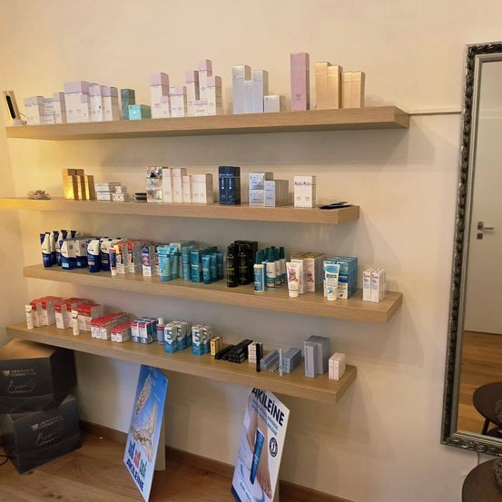 Bild enthält, Shelf, Cup, Furniture, Beauty Salon, Indoors