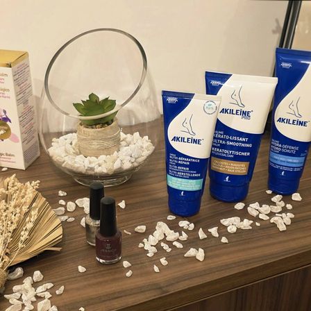 Bild enthält, Bottle, Window, Windowsill, Shaker, Cosmetics