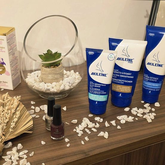 Bild enthält, Bottle, Window, Windowsill, Shaker, Cosmetics