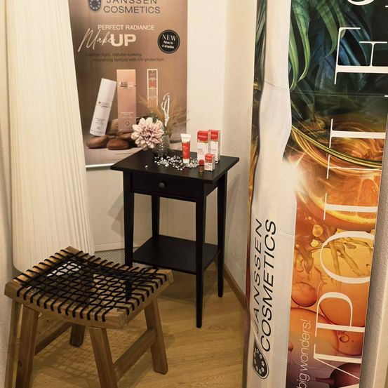 Bild enthält, Indoors, Interior Design, Advertisement, Floor, Furniture, Table, Wood, Photo Booth, Hardwood, Flooring