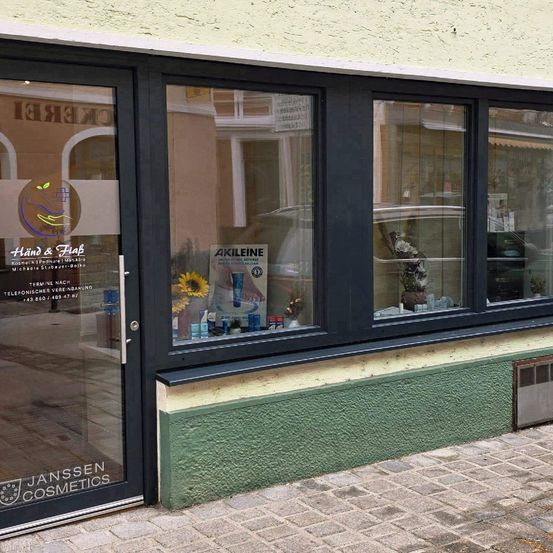 Bild enthält, Door, Architecture, Building, Window, French Window, Windowsill, Shop