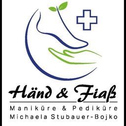 Ein Logo mit einer Hand, die einen Fuß hält, einem Kreuzsymbol und einer Pflanze, unter dem Text 'Hand & Fuß', mit den Namen Michaela Stubauer-Bojko unten.