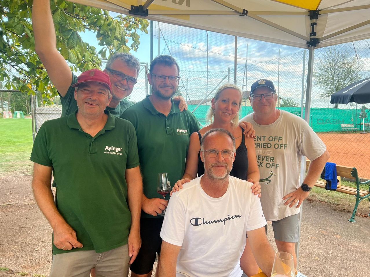 Bild enthält, T-Shirt, Shelter, People, Person, Portrait, Summer, Glasses, Grass, Adult, Man