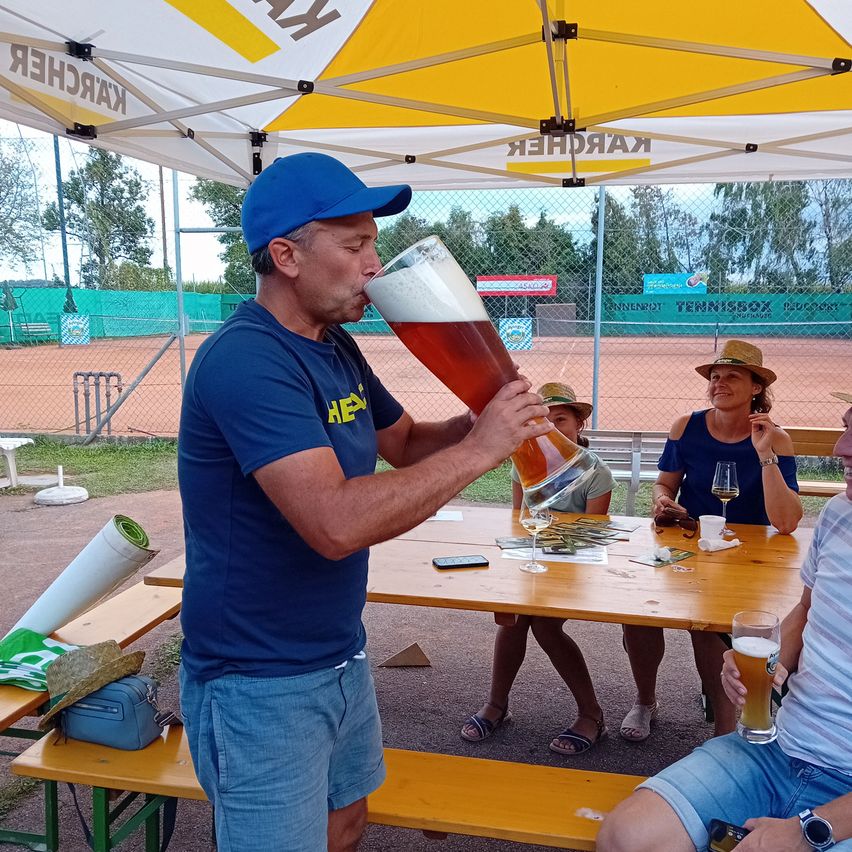 Bild enthält, Alcohol, Beer, Plywood, Wood, Adult, Male, Man, Person, Shorts, Glass
