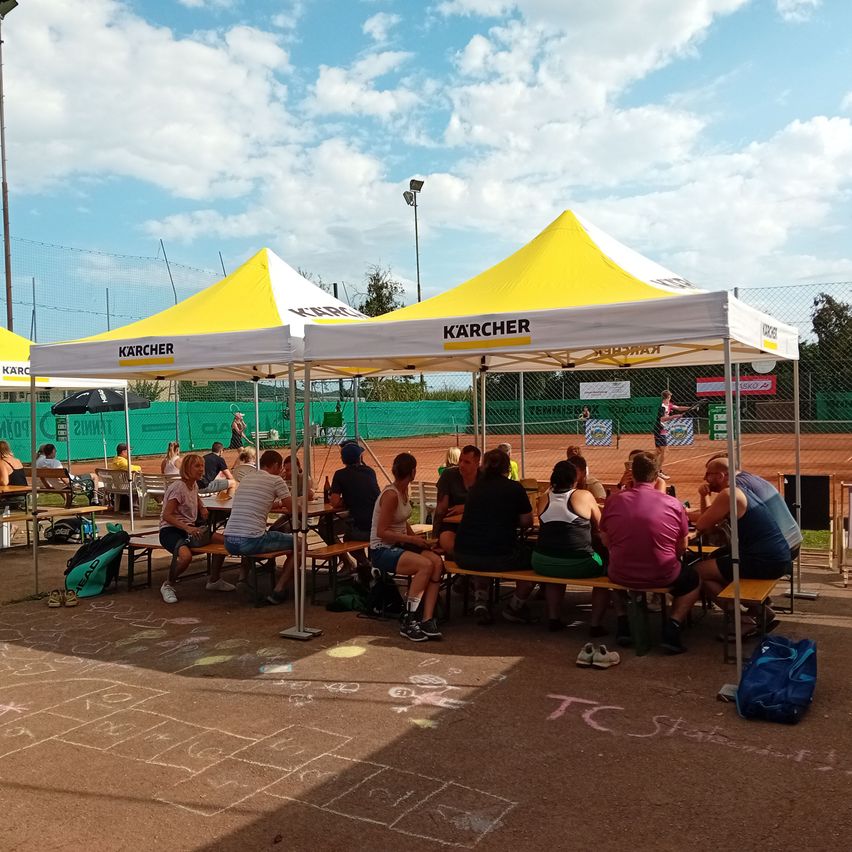 Bild enthält, Indoors, Restaurant, Food, Food Court, Cafeteria, Person, Cafe, Tent