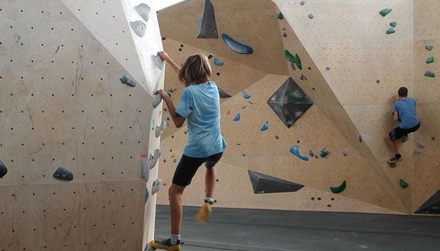 Bild enthält, Outdoors, Climbing, Leisure Activities, Person, Sport, Adventure, Rock Climbing, Clothing, Shorts