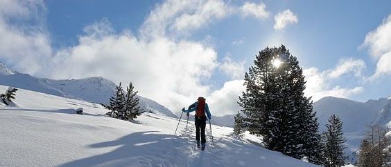 Bild enthält, Nature, Outdoors, Piste, Snow, Person, Slope, Peak, Skiing