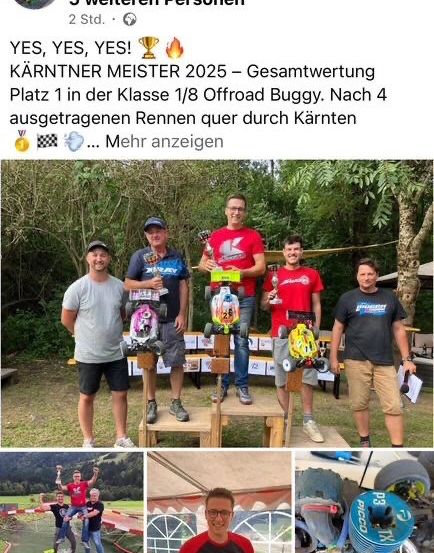 Eine Gruppe von Menschen steht auf einem Podium und hält Pokale. Sie feiern ihren Sieg in der Klasse 1/8 Offroad Buggy. Das Bild zeigt auch eine Collage von anderen Momenten des Events.